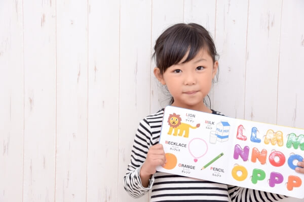 子どもの英語教育をあきらめない!教育熱心なシングルマザーが知っておきたい支援とサービス